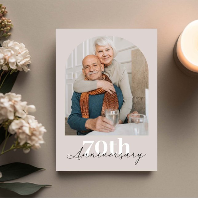 Minimalistisk Arch Beige 70:e bröllop-årsdagen Inbjudningar (Skapare uppladdad)
