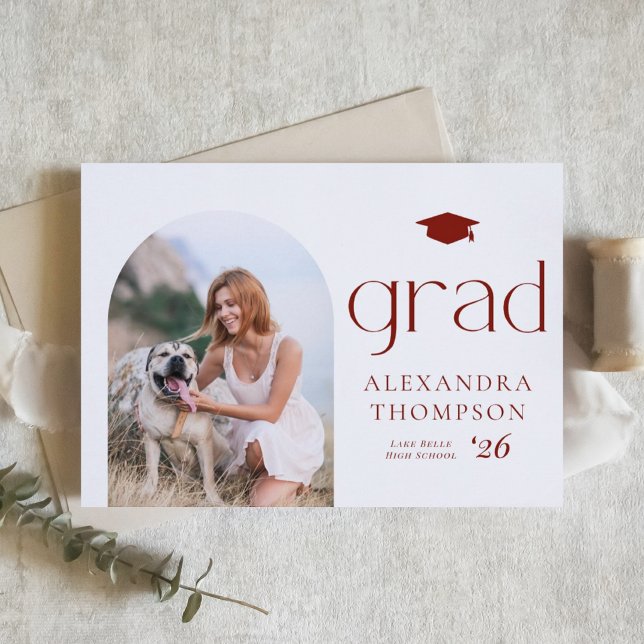 Minimalistisk Ark Foto Röd Foto Examen Meddelande (Customizable burgundy photo graduation announcement featuring minimalist typography. )