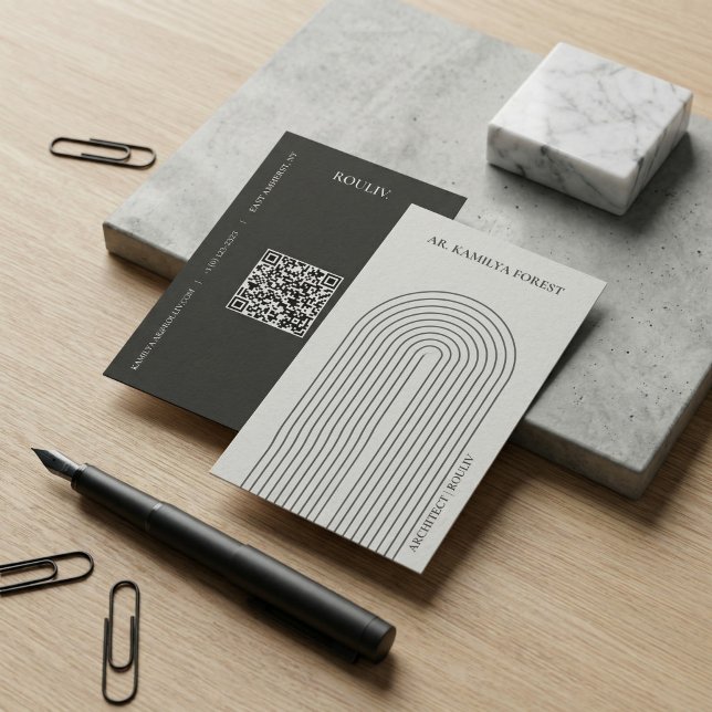Minimalistisk Arkitektonisk Båge med QR-kod Visitkort (Minimalist Architectural Arch Business Card with QR Code | Stone Grey & Charcoal Quiet Luxury)