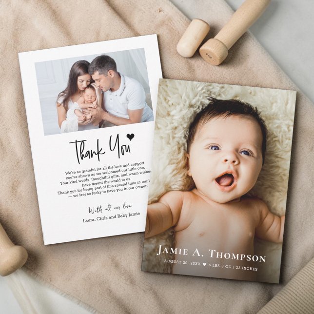 Minimalistisk Bebisdag Födelse Nyfödd Foto Tack Kort (Modern Baby shower photo thank you cards with heart icon, baby name and birth stats.)