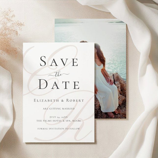 Minimalistisk Beige Monogram Anpassningsbar Photo  Spara Datumet (Minimalist Beige Monogram Custom Photo Wedding Save The Date on a silk tableclothes)