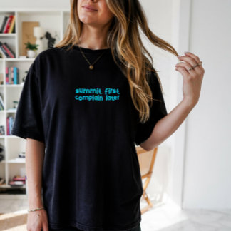 Minimalistisk Bergströja Enkel Linjedesign T Shirt