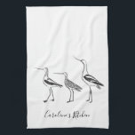 Minimalistisk Bird Teckning Black White-Personlig Kökshandduk<br><div class="desc">Lägg till en kustcharm i köket med den här personligen kökshandduk som innehåller en elegant med skiss över kustfåglar och anpassningsbar. Perfekt för strand älskare eller någon som vill ha en tidlös nautisk beröring för sitt hem, kombinerar denna handduk funktionalitet med en minimalistisk, konstnärlig design. En tankfull gåva till husvärmare,...</div>