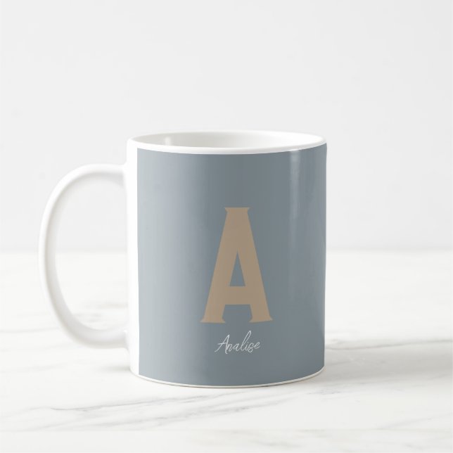 Minimalistisk blå Anpassningsbar-monogram Kaffemugg (Vänster)