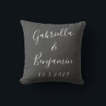 Minimalistisk Black Calligraphy Bröllop Personlig Kudde<br><div class="desc">Skapa en roligt för speciella dag med den här moderna minimalistiska svartvita designen med ett vackert handskrivet skript.</div>
