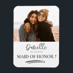 Minimalistisk blir du mitt Maid of honor-foto Magnet<br><div class="desc">Enkel minimalistisk mall i svartvitt med ditt favoritfoto. Lätt att redigera för att skapa din egen unika personlig frieri</div>