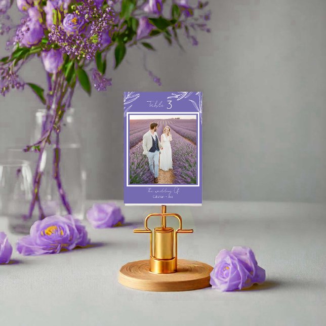Minimalistisk Blommigt Ett par foto med nummer Bordsnummer (Purple minimalist floral couple photo with number table number balancing on a card holder)