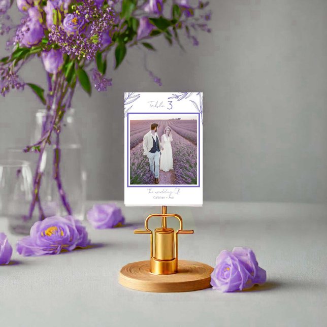 Minimalistisk Blommigt Ett par foto med nummer Bordsnummer (Minimalist Floral Couple photo with number Table Number balancing on gold card holder next to flower)