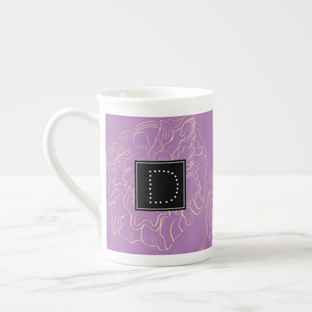 Minimalistisk Blommigt Hand plockade Monogram Benporslin Mugg (Vänster)