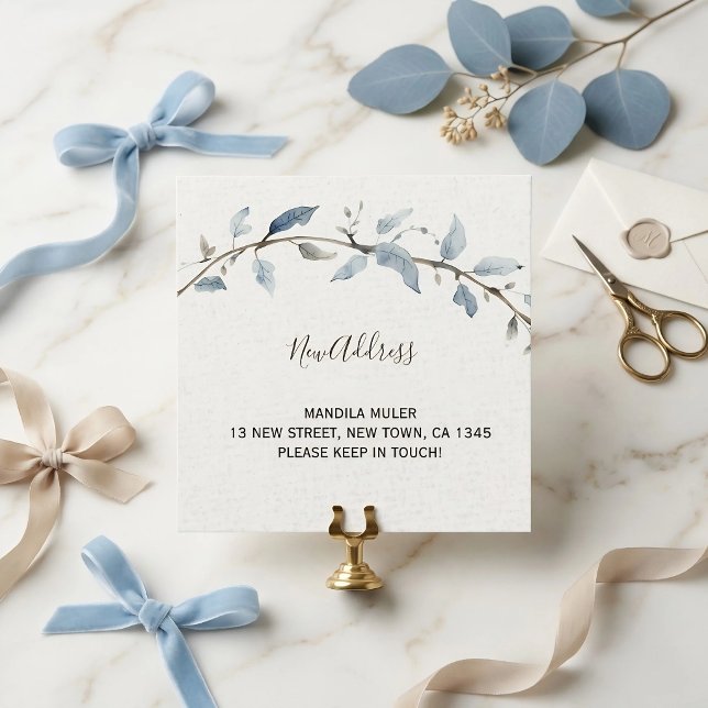 Minimalistisk blomsterformgiven flyttningsannons i meddelande (Skapare uppladdad)