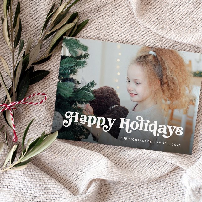 Minimalistisk Boho/Glad helg med foto Julkort (A stylish and whimsical holiday card with boho typography and a green colored back)