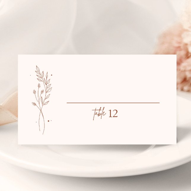 Minimalistisk Bränd Orange Bröllops Faltat Platsko Kort (Minimalist burnt orange folded place card adds warm elegance and guides guests to their seats.)