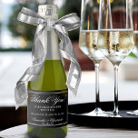 Minimalistisk Bröllop Tack White på Black Mini<br><div class="desc">Fira i stil med de vackra minismousserande vin flaska-etiketterna. Dessa etiketter har ett minimalistiskt stil som är både enkelt och elegant med en svart bakgrund, en lacy white-manusjett som läser: Tack för att du firar med oss. Det finns utrymme för parets namn, datumet bröllop och typen av mousserande vin eller...</div>