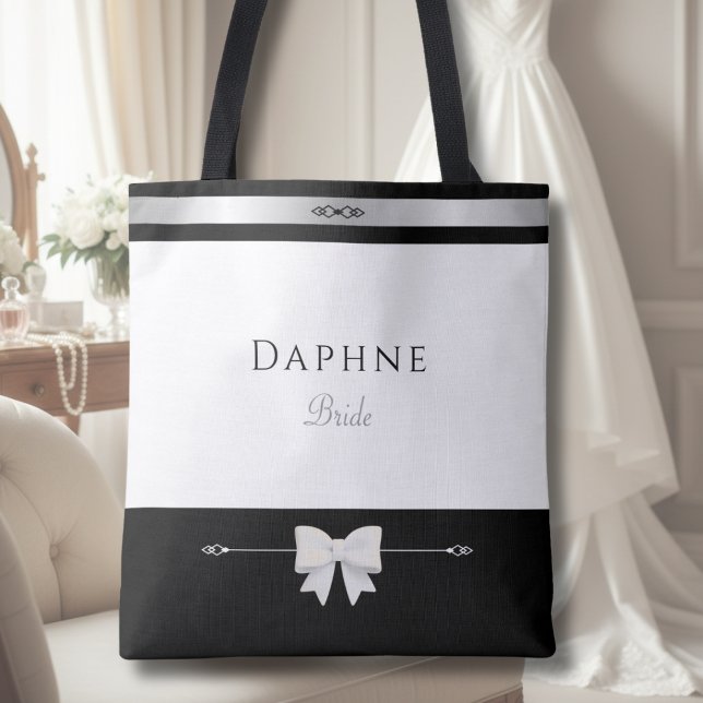 Minimalistisk bröllopspresent | Elegant typografi- Tygkasse (Luxury minimalist Bride tote bag with elegant typography in a sophisticated wedding morning setting.)