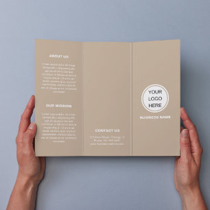 Minimalistisk broschyr för Logotyp och text - tre