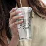 Minimalistisk bruddesign | Anpassad namngåva Take Away Mugg<br><div class="desc">Fira hennes sista slurk som ungmö med Minimalist Bride Design | Namngiven personlig gåva — en ren och elegant pjäs som är både funktionell och fashionabel. Med en modern handskriven ”Brud” med en hjärtaccent och hennes namn nedanför, är detta snygga drickglas den perfekta detaljen för möhippan, hydrering på bröllopsdagen eller...</div>