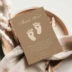 Minimalistisk bruna fotavtryck Gender Reveal Party Tack Kort