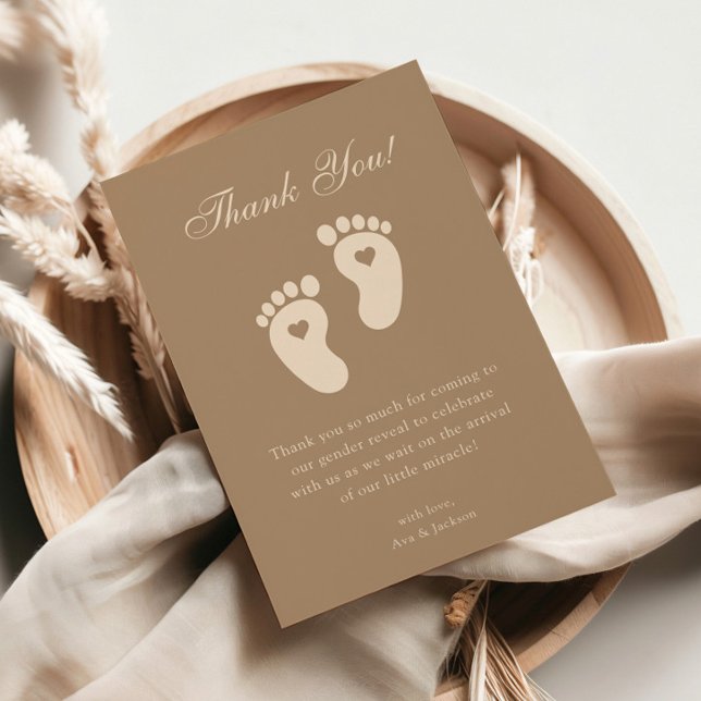 Minimalistisk bruna fotavtryck Gender Reveal Party Tack Kort (Skapare uppladdad)