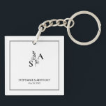 Minimalistisk BW Monogram Wildblomma Bröllop<br><div class="desc">Lägg till lite elegans i bröllop med den här nyckelringen med en monogrammad vildblomma,  designad för att komplettera minimalistiskt och naturinspirerat stilar. Den här nyckelringen är idealisk för att du ska kunna lägga till en unik detalj till bröllop. Den ger alla tillfälle tidlös sofistikering.</div>