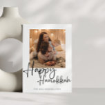 Minimalistisk calligrafi Lycklig Hanukkah Photo Julkort<br><div class="desc">Fira Hanukkah i stil med detta minimalistiska fotokort med helgdag av elegant med kalligrafi i svartvitt. Perfekt för familjer. Den här chicen kombinerar modern typografi med ditt favoritfoto och skapar en tidlös Julhälsningar.</div>