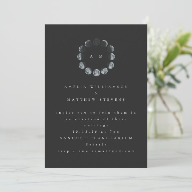 Minimalistisk Celestial Moon Svart Monogram Bröllo Inbjudningar (Stående Fram)