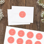 Minimalistisk Chic Coral Bröllop Bride Groom-förmå Runt Klistermärke<br><div class="desc">Enkelt, minimalistiskt och chic Bröllop-design ger brid & grooms namn i en modern design med en dubbla som ramas in gräns i vitt på trendigets korallbakgrund. Den moderna utformningen är enkel och chic. Anpassa detaljerna i bröllop med namn i ett skarpt vitt skript. Se till att samlingslänken på den här...</div>