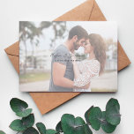 Minimalistisk Chic Foto H Spara datum Inbjudningar<br><div class="desc">Få dina gäster upphetsade för bröllop i fantastisk med din roligt,  moderna och Chic-minimalistiska Chic Foto H Spara datuminbjudningarna.</div>