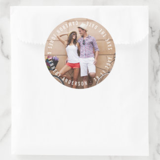 Minimalistisk cirkeltext Enkel Save The Date-foto Runt Klistermärke