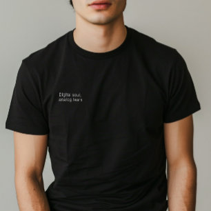 Minimalistisk citat "Digital Soul, Analog Tårar" M T Shirt