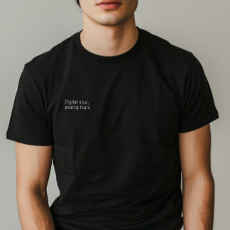 Minimalistisk citat "Digital Soul, Analog Tårar" M T Shirt