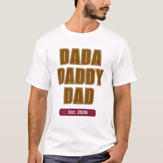 Minimalistisk Dada Pappa Est 2026 Första Fars Dag T Shirt (Framsida)
