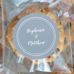 Minimalistisk dammig blå bröllopsbrud brudgumme gå runt klistermärke<br><div class="desc">Enkel, minimalistisk och chic bröllopsdesign med brud och brudgummens namn i en modern design med en dubbel ram i vitt på en dammig blå bakgrund. Den moderna designen är enkel och chic. Anpassa bröllopsdetaljer med era namn i krispigt vitt skrivstil. Se samlingslänken på denna sida för att se alla matchande...</div>