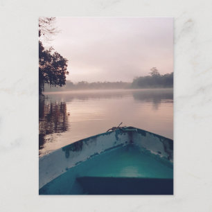 Minimalistisk dimmig båt på floden Borneo Resefoto Vykort