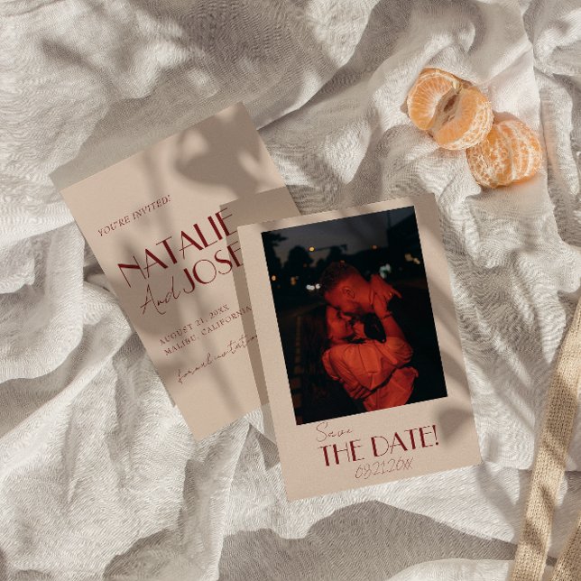 Minimalistisk djupröd Whimsical Retro fotobryllop Spara Datumet (Skapare uppladdad)