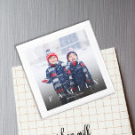 Minimalistisk Elegant för enkel familjetypografi Magnet<br><div class="desc">Den här designen har en enkel, minimalistisk anpassningsbar i familjen med en kvadratisk typografisk mall för bild, svart luddig kant-vinjett gräns, ren, förenklad modern klassisk, traditionell contemporary utan tidsgräns för klasser, minimal övertäckning av vit text, kreativ fotoväggarens hemdeka, familjefoto bild visning, enkel vit gräns kant, hemmakontorets elegant för kylskåp och...</div>