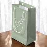Minimalistisk Elegant för Modern Grönt Sage<br><div class="desc">Överraska dina brudar med den här snyggt moderna Sage-Grönten Large Gift Bag, som har ett minimalistiskt skript för eleganten och en mjuk, jordisk färg-palett. Designad med en contemporary estetisk, är den här rymliga påsen perfekt för plakat, ljus, tillbehör eller keepsakes. Det förfinade skriptet och den subtila sage-tonen gör det till...</div>