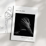 Minimalistisk Elegant Foto Spara datuminbjudan Spara Datumet<br><div class="desc">Dessa minimalister och elegant bröllop sparar datumkorten med modern svart text på en ren vit bakgrund,  med ditt personliga foto. Ett enkelt och snyggt utseende,  med en romantisk illustration på baksidan.</div>
