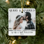 Minimalistisk Elegant Newlyweds Mr & Mrs 1 Photo Julgransprydnad Keramik<br><div class="desc">Ett minsta ornament för elegant och chic för nyfödda. Med en unik chic av Merry and Married och vår första jul som Mr. och Mrs. som kan anpassas för att skriva vad du vill. Och fotot är också anpassade,  så ta tag i den underbara prydnaden och dekorera Julgran.</div>