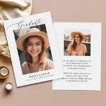Minimalistisk Elegant, skript två foto Studenten Meddelande<br><div class="desc">de spännande nyheterna om studenten med detta moderna minimalistiska tvåfoto-Studenten-meddelandekort. Det här eleganten har en enkel och modern utformning med ett minimalistiskt handskript för kalligrafi. Kortet har plats för två student bilder i ett fotokollage, skapar det en personlig och anpassningsbar studenten för högskola eller högskola studenter. Det dubbla-sidade studenten-meddelandet är...</div>