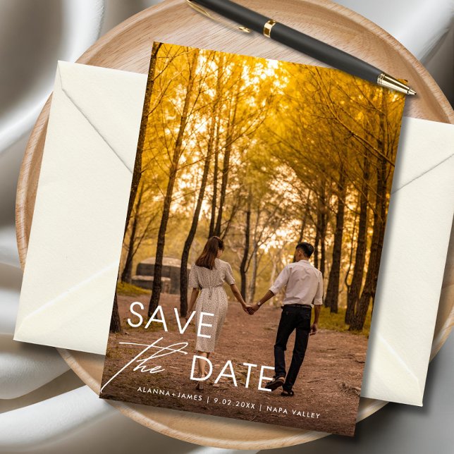Minimalistisk Elegant Spara datum Inbjudningar (Rustic fall save the date card with couple holding hands in golden forest.)