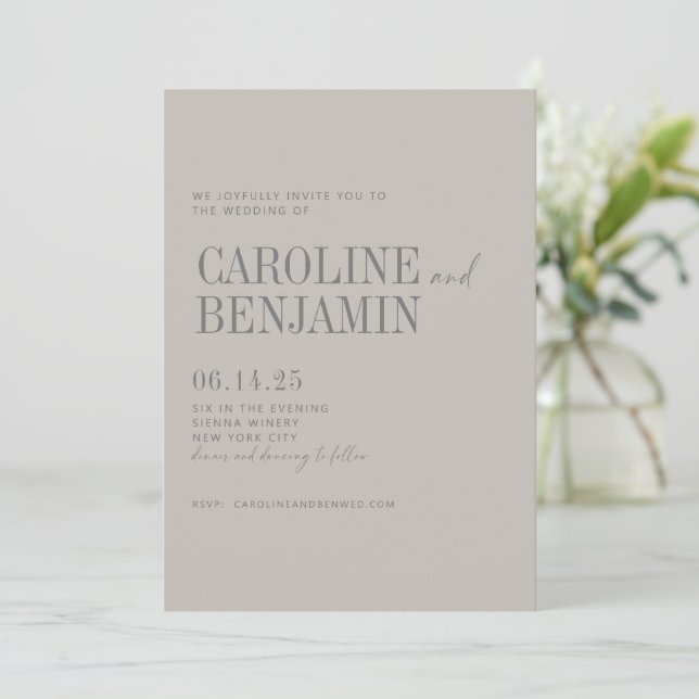 Minimalistisk Elegant Taupe Grå Skrift Bröllop RSV Inbjudningar (Stående Fram)