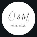 Minimalistisk Elegant Vita Monogram Classic Bröllo Runt Klistermärke<br><div class="desc">Anpassa enkelt genom att ersätta varje info. Kontrollera förhandsgranskningen innan du lägger till i kundvagn. Visa samlingslänken på den här sidan om du vill se alla matchande objekt i den här designen.</div>