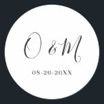 Minimalistisk Elegant Vita Monogram Classic Bröllo Runt Klistermärke<br><div class="desc">Anpassa enkelt genom att ersätta varje info. Kontrollera förhandsgranskningen innan du lägger till i kundvagn. Visa samlingslänken på den här sidan om du vill se alla matchande objekt i den här designen.</div>