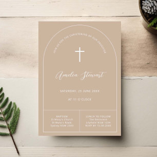 Minimalistisk enkel beige taupe arch baptism inbjudningar