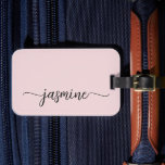 Minimalistisk Enkel Flickaktig Rosa Kalligrafi Skr Bagagebricka<br><div class="desc">Feminint minimalistiskt enkelt rent rosa monogram namn signatur skript anpassad personlig resväskemärke. Denna design med förnamnet i en vacker handskriven svans typsnitts typografi (eller kalligrafi) på dammig rosa eller ljus pastellrosa bakgrund. Dessa är lätta att anpassa. Stilsäkert feminint present för bröllop, bröllopsdusch, examen, 16-årsdag och för alla som älskar ren...</div>