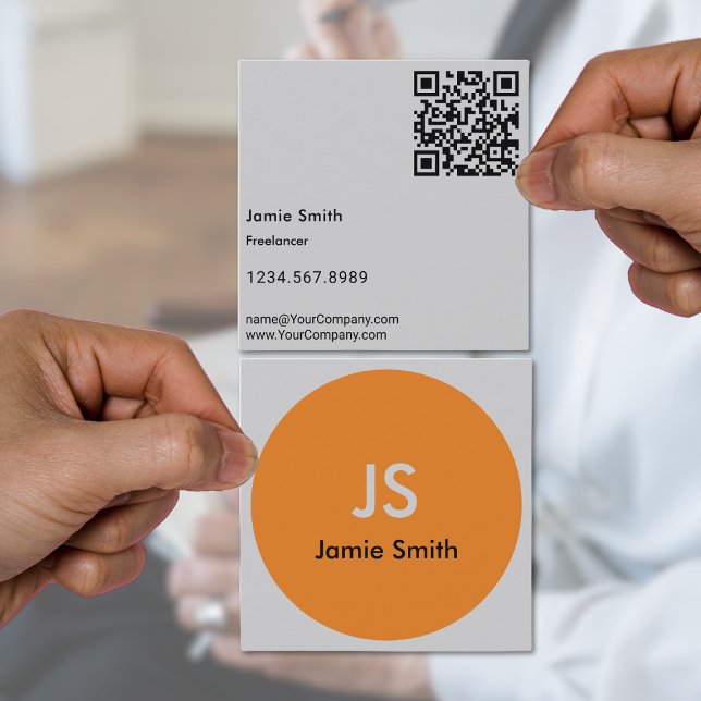 Minimalistisk enkel Orange Dot Initialer Black Grå Fyrkantigt Visitkort (Minimalist Simple Orange Dot Initials Black Gray Square Business Card)