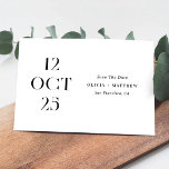 Minimalistisk Enkel Svart & Vit Foto Bröllop Spara Datumet<br><div class="desc">Meddela din bröllopsdag i tidlös stil med detta minimalistiska svart-vita "Save the Date"-kort. Framsidan visar en djärv, redaktionell datumlayout med förfinad serif-typografi, medan baksidan har plats för ett favoritfoto för en meningsfull personlig touch. Den rena monokroma designen känns modern, elegant och mångsidig, vilket gör det enkelt att koordinera med alla...</div>