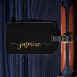 Minimalistisk Enkel Tjejaktig Svart Guld Kalligraf Bagagebricka<br><div class="desc">Feminint minimalistiskt enkelt rent svart och guldmonogramnamn signatur manus anpassad personlig resväskemärke. Denna design har ditt förnamn i en vacker handskriven svans typsnitts signatur typografi (eller kalligrafi) i guld på svart bakgrund. Dessa är lätta att anpassa. Stilsäkert feminint present för bröllop, bröllopsdusch, examen, 16-årsdag och för alla som älskar ren...</div>