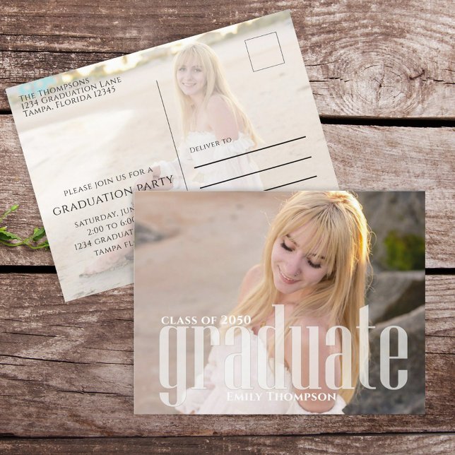 Minimalistisk examen enkel modern två foto vykort (Modern minimalist graduation photo announcement with custom senior portrait and Class of year.)