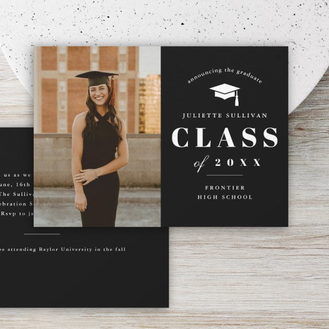 Minimalistisk examensfest med foto inbjudningar (Minimal type black and white photo graduation invitations.)
